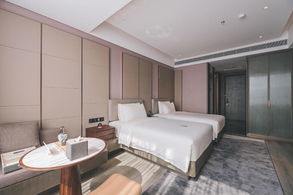 Postel nebo postele na pokoji v ubytování Atour Hotel Shenzhen Luohu Shuibei IBC