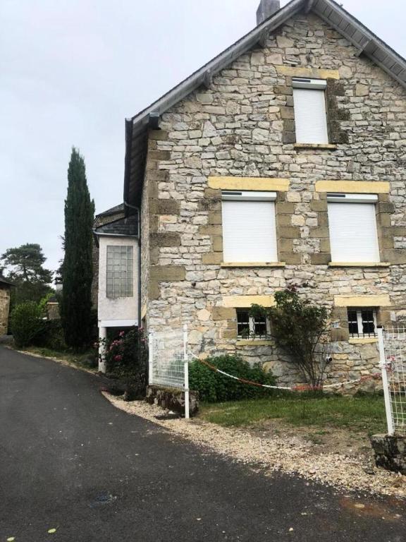 Maison en pierre avec 2 fenêtres sur une rue dans l'établissement Gîte de France Chez mamie 2 épis - Gîte de France 4 personnes MAE-6584, à Lissac-sur-Couze