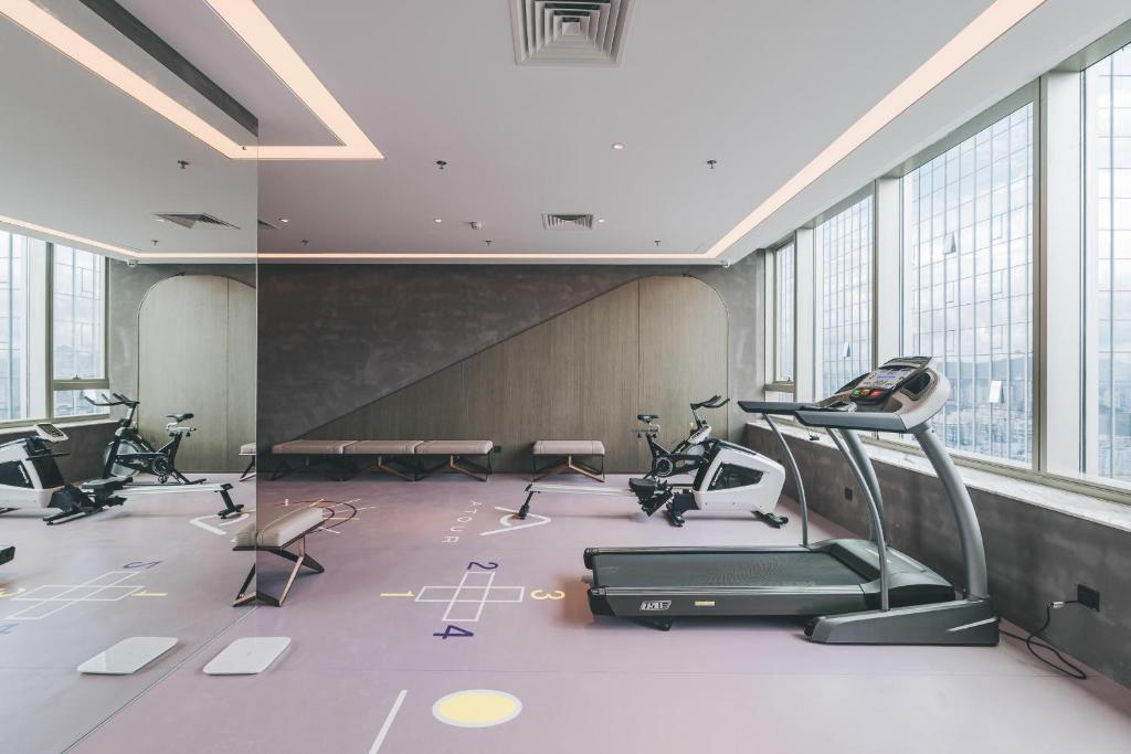 Fitness centrum a/nebo fitness zařízení v ubytování Atour Hotel Shenzhen Luohu Shuibei IBC