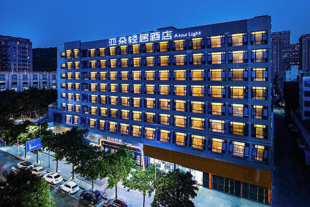 um grande edifício com luzes acesas numa cidade em Atour Hotel Shenzhen Baoan Xixiang em Bao'an