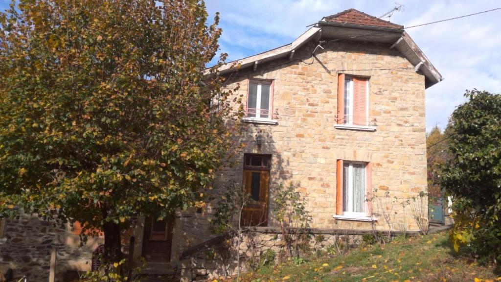 an old stone house on the side of a hill at Gîte de France à Bar (Correze) 3 épis - Gîte de France 5 personnes MAE-9314 in Bar