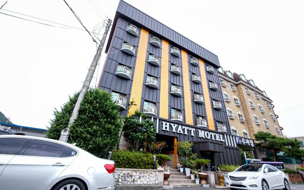 ein Gebäude mit davor geparkt in der Unterkunft Hyatt Motel in Suncheon