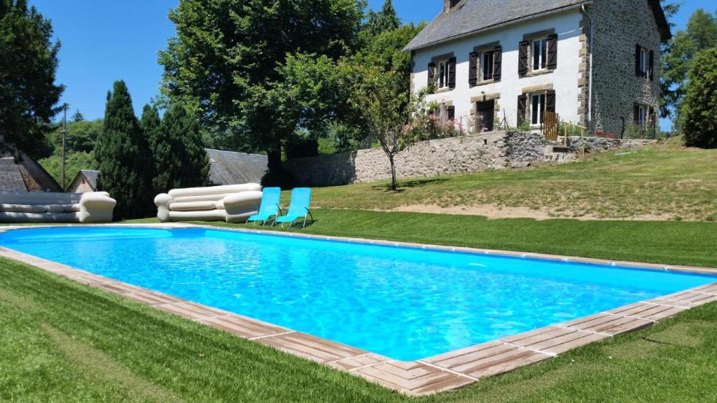 una piscina frente a una casa en Gîte de France à Alleyrat 3 épis - Gîte de France 6 personnes 094, en Alleyrat