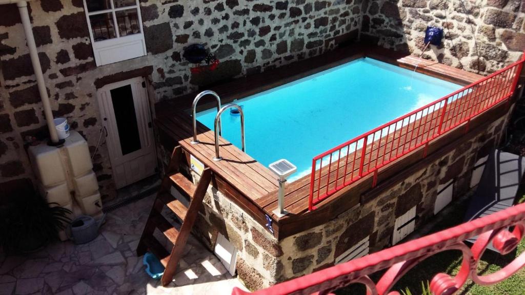 an overhead view of a swimming pool in a building at Gîte de France Chirac du midi corrézien 3 épis - Gîte de France 6 personnes MAE-0324 in Turenne