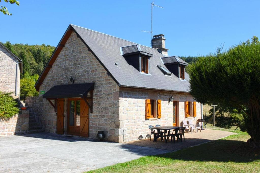 a small stone house with a table in front of it at Gîte de France à Toy-Viam 3 épis - Gîte de France 4 personnes MAE-0254 in Tarnac