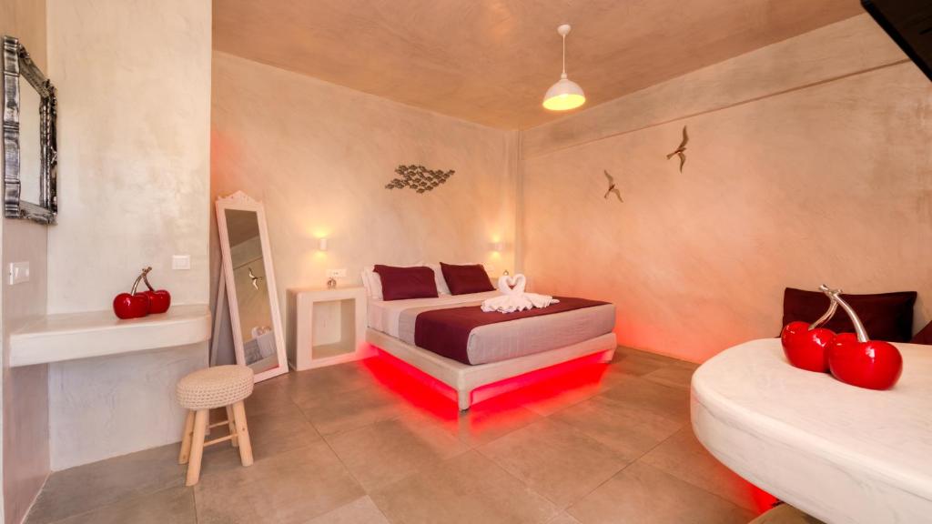 Postel nebo postele na pokoji v ubytování The Muses of Santorini Private Jacuzzi Suites