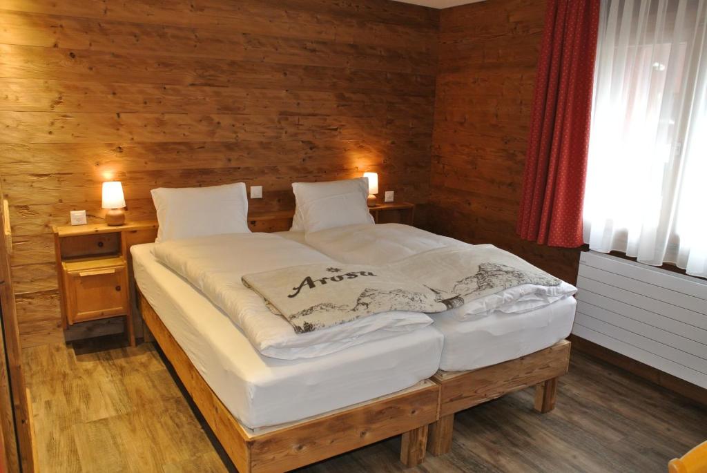Postel nebo postele na pokoji v ubytování Arosa Vetter Hotel