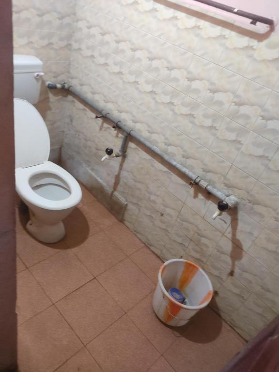 uma casa de banho com um WC e um balde em G R MANSION em Vellore