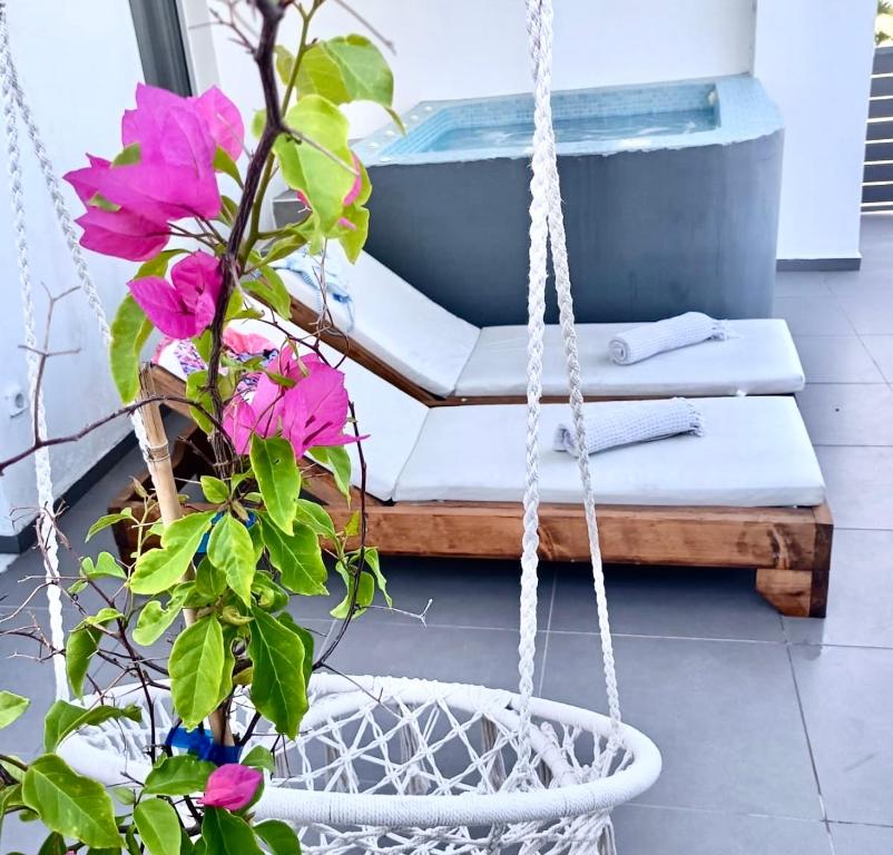 Postel nebo postele na pokoji v ubytování The Muses of Santorini Private Jacuzzi Suites