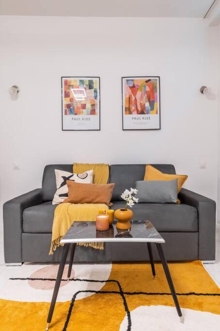 un salon avec un canapé et une table dans l'établissement Convention-Vaugirard -Salon des Expositions-Versailles, à Paris