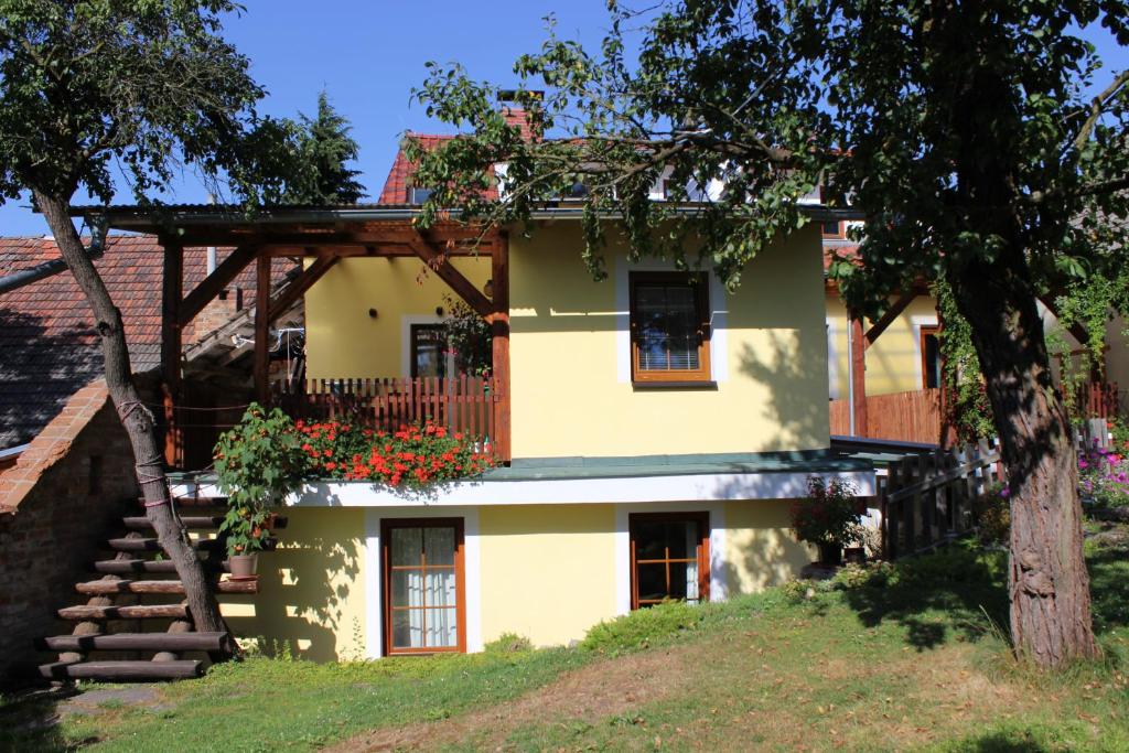 Penzion Gomelská - Housity