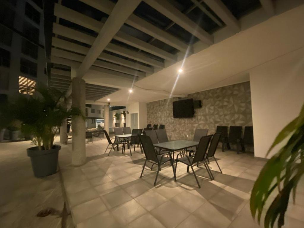 Centro Depto 3 Rec 2 baños y Balcon con las mejores vistas a la ciudad AC alberca climatizada parking free - Housity