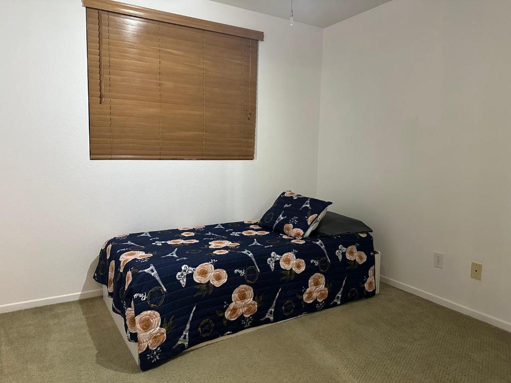 1 dormitorio con cama y ventana en Charming San Diego Home: For Family or Business!, en San Diego
