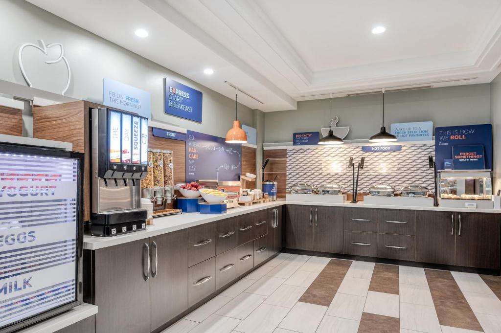 Holiday Inn Express Hotel & Suites Ottawa Airport by IHG - Resim 4