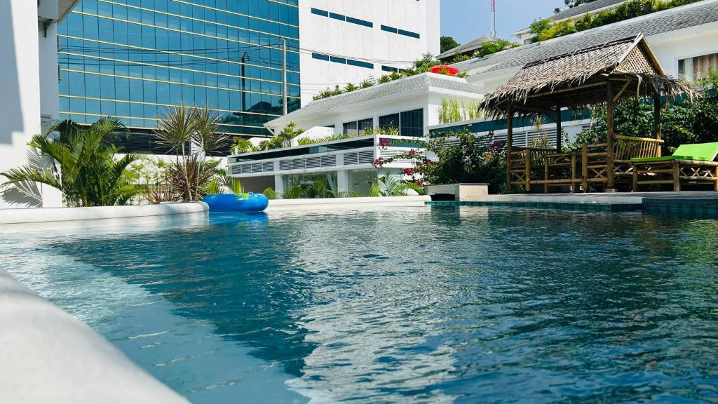Bazén v ubytování Crystal Bay Tropical Residence nebo v jeho okolí