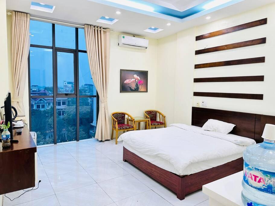una camera con un letto e una grande finestra di Alo Home a Hòa Ðình