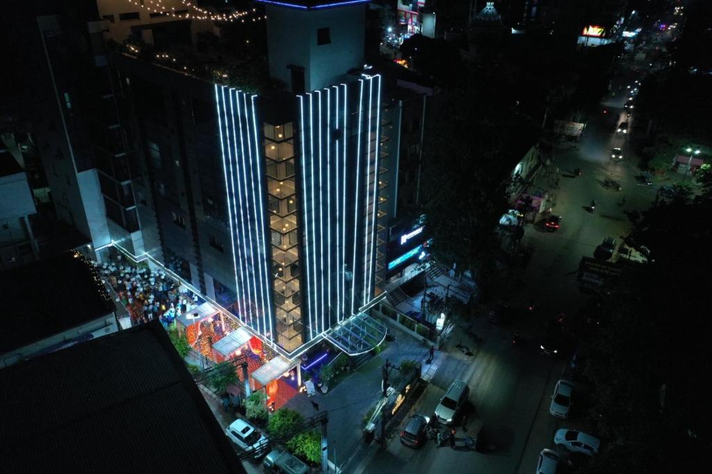 an overhead view of a tall building at night at HOTEL VAIBHAV in Bhāgalpur