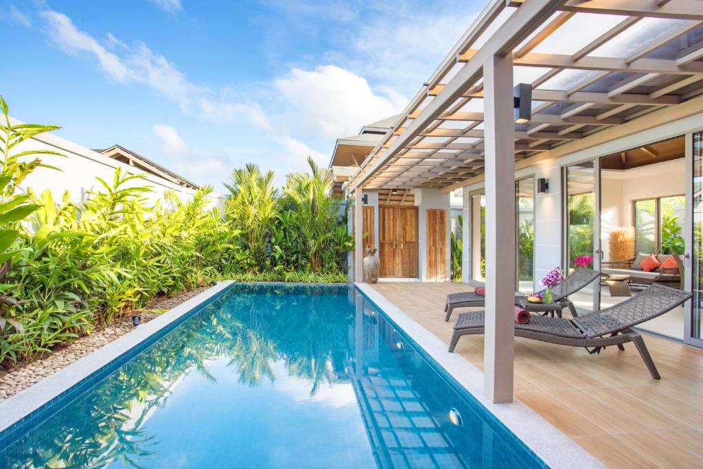 une image d'une villa avec une piscine dans l'établissement Boutique Resort 2BR Villa Dalaa 2, Pure Water Pool, Kamala Beach, à Kamala Beach