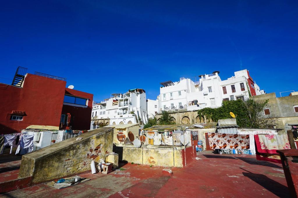 um grupo de edifícios brancos em uma cidade em DAR AMR em Tânger