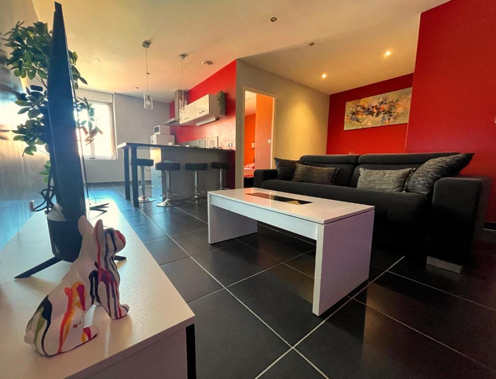 un salon avec un canapé et une table dans l'établissement L'instant Moderne Centre-ville Parking Gratuit, à Béziers