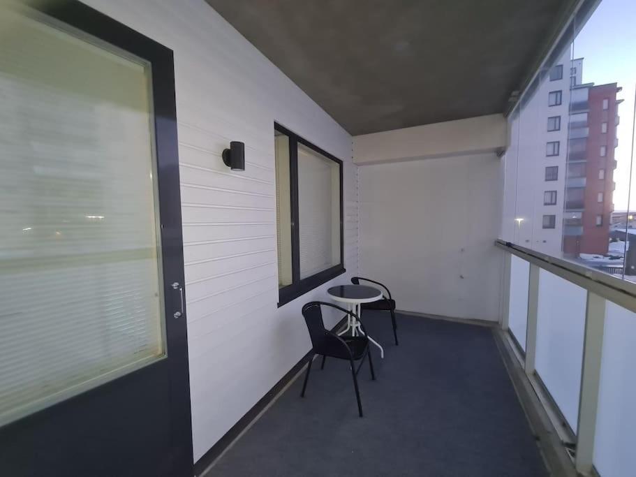 une chambre avec deux chaises et une table sur un balcon dans l'établissement MR Apartments 6, à Vaasa