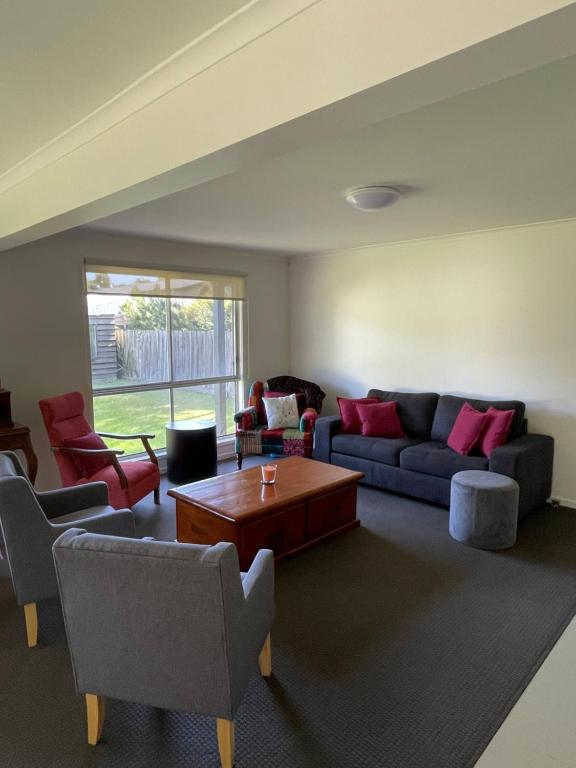 ein Wohnzimmer mit einem Sofa und einem Tisch in der Unterkunft Cowes Holiday Home in Cowes