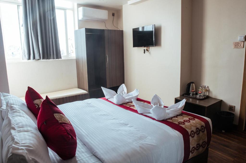 Postel nebo postele na pokoji v ubytování Kusum Airport Hotel