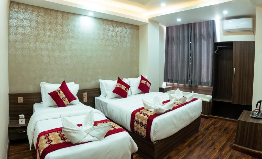 Postel nebo postele na pokoji v ubytování Kusum Airport Hotel