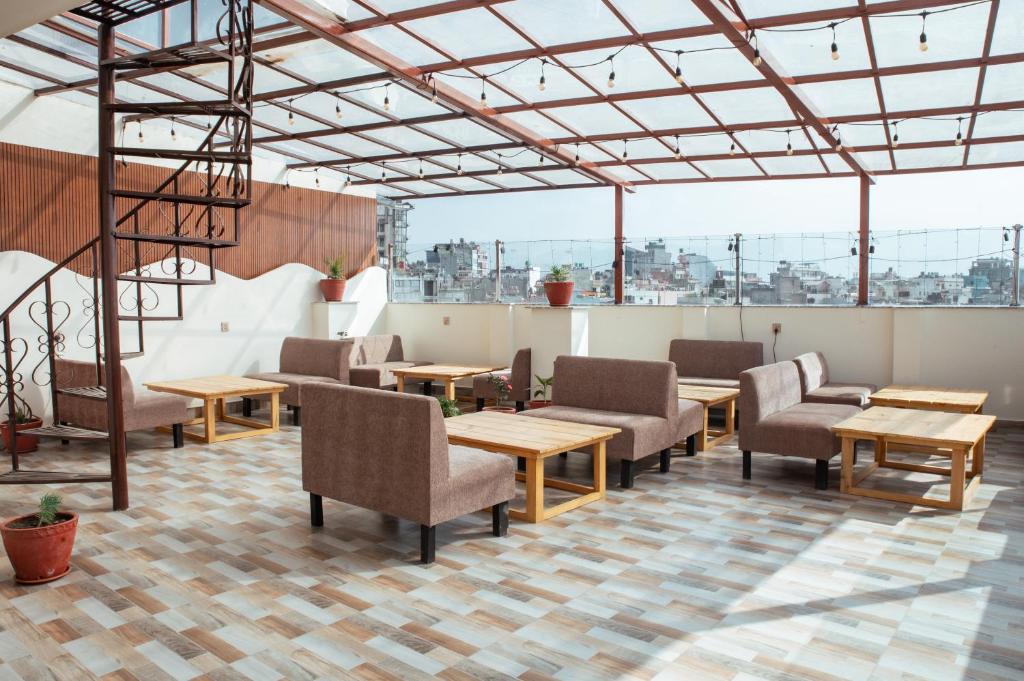 Posezení v ubytování Kusum Airport Hotel