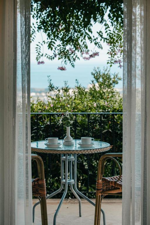 Bellapais Gardens - Chambre Double De Luxe Avec Balcon Et Vue En Mer