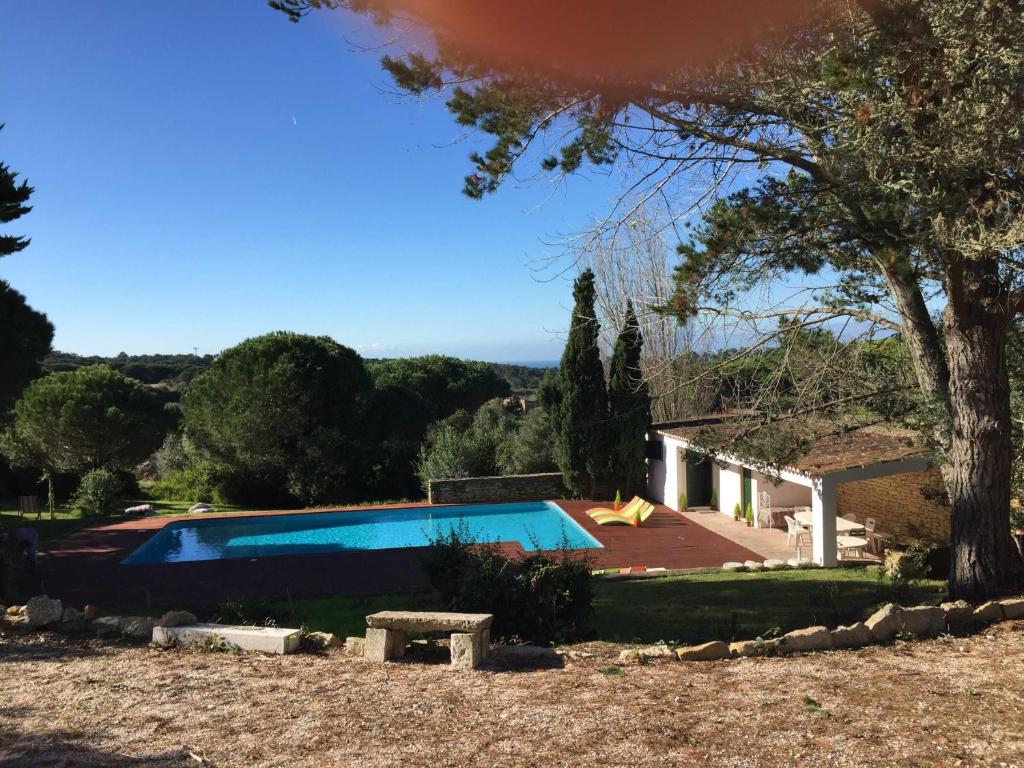 a house with a swimming pool in a yard at Casa das Xaras in Sintra