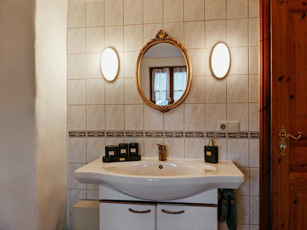 y baño con lavabo blanco y espejo. en Gemütliches Landhaus im Taunus, en Bremberg