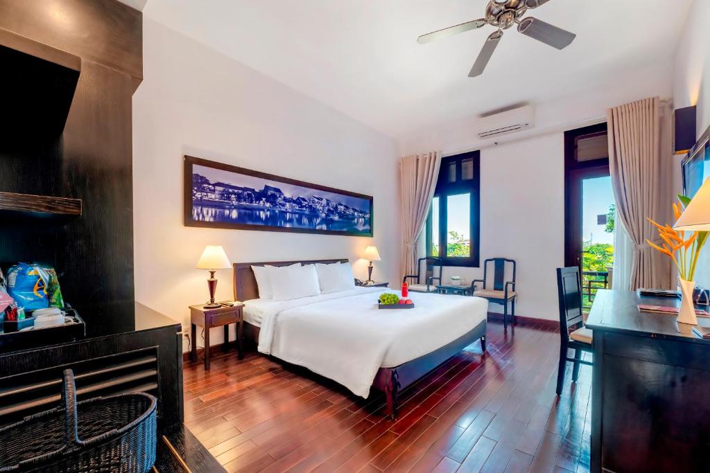 Giường trong phòng chung tại HOI AN HISTORIC HOTEL