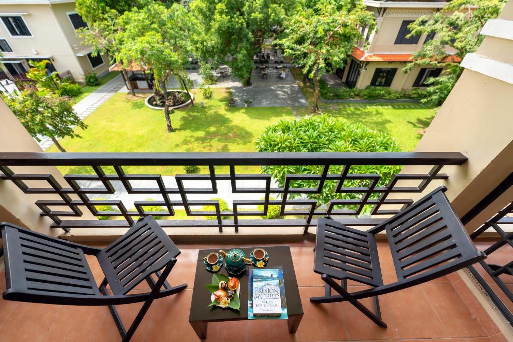Un balcón o terraza de HOI AN HISTORIC HOTEL