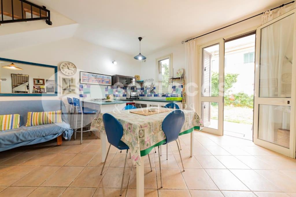 eine Küche mit einem Tisch und Stühlen im Zimmer in der Unterkunft Casa Mimy (Piano Terra) - 700 mt dal mare in Porto Cesareo