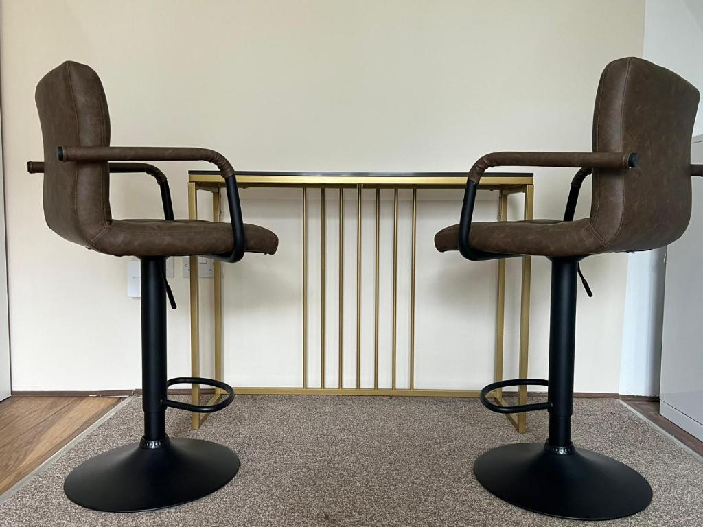 dos sillas sentadas frente a una mesa en Modern Studio in Rayners Lane Pinner Harrow near wembley Greater London en Pinner