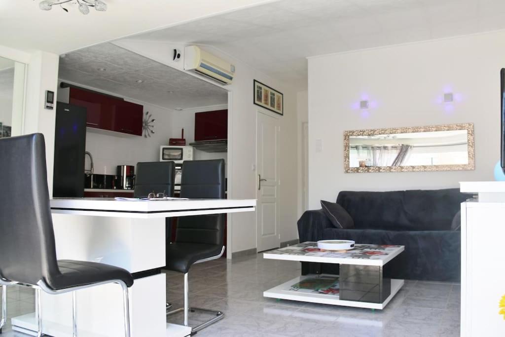 une cuisine et un salon avec un canapé et une table dans l'établissement Appart 108, Port Soleil au village naturiste, au Cap d'Agde