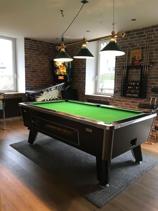 - un salon avec un billard dans l'établissement Maison Sallanches 12 couchages, à Sallanches