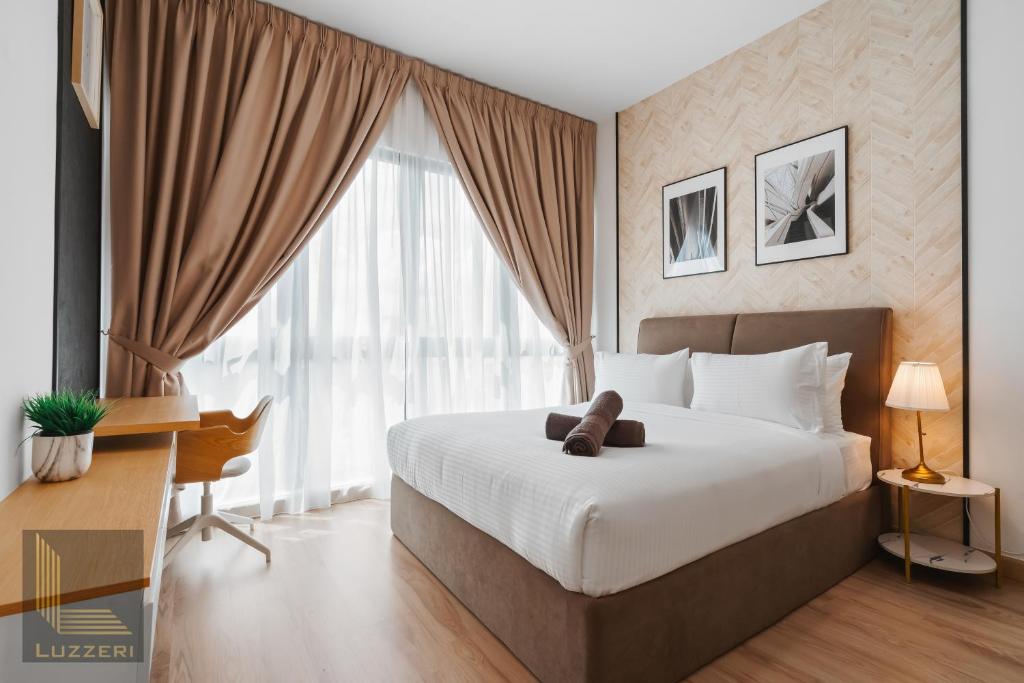 een slaapkamer met een groot bed en een groot raam bij Colony Chow Kit Guesthouse in Kuala Lumpur