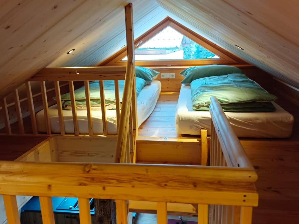 2 łóżka piętrowe w sypialni na poddaszu kabiny w obiekcie Chalet Leni w Schladming