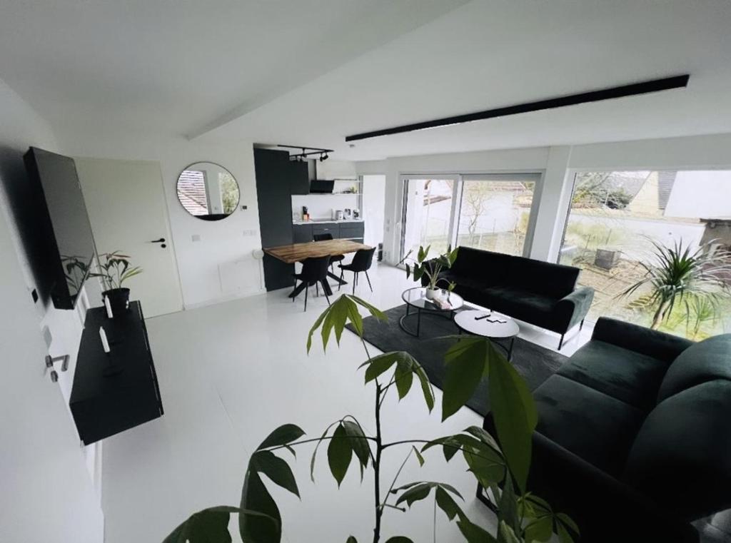 un soggiorno con un divano e un tavolo di Moderne Wohnung nahe Museum a Sinsheim