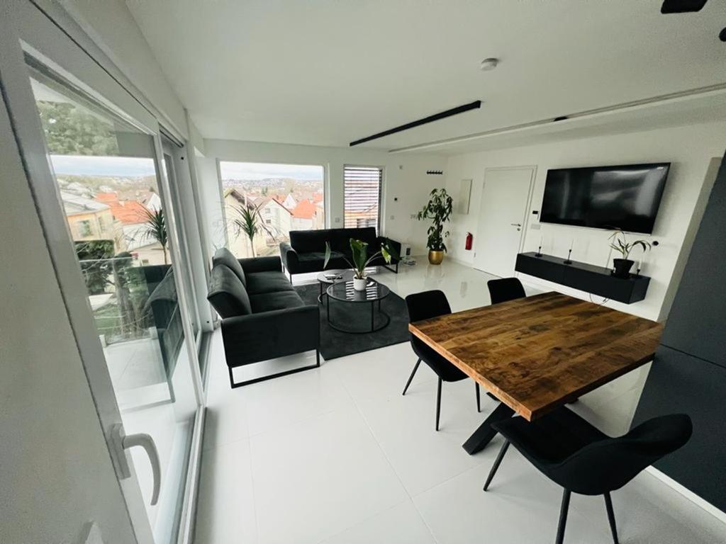 ein Wohnzimmer mit einem Tisch und einem Sofa in der Unterkunft Moderne Wohnung nahe Museum in Sinsheim