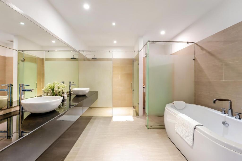 Un baño de HOI AN HISTORIC HOTEL