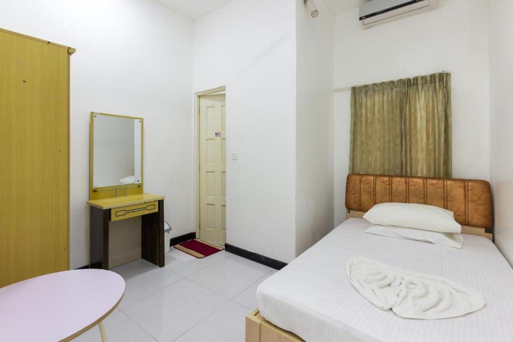 um quarto com uma cama, um toucador e um espelho. em Surf Trip Maldives em Thulusdhoo