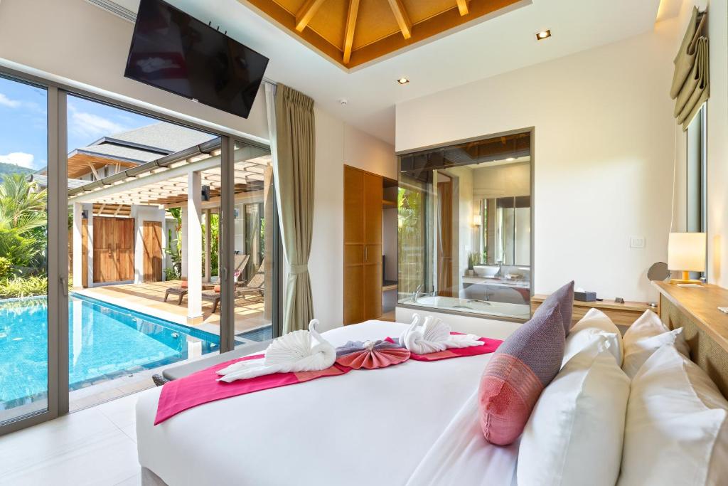 Bazén v ubytování Private Resort Boutique Villa Dalaa 5 with Eco Pool, near Kamala Beach nebo v jeho okolí