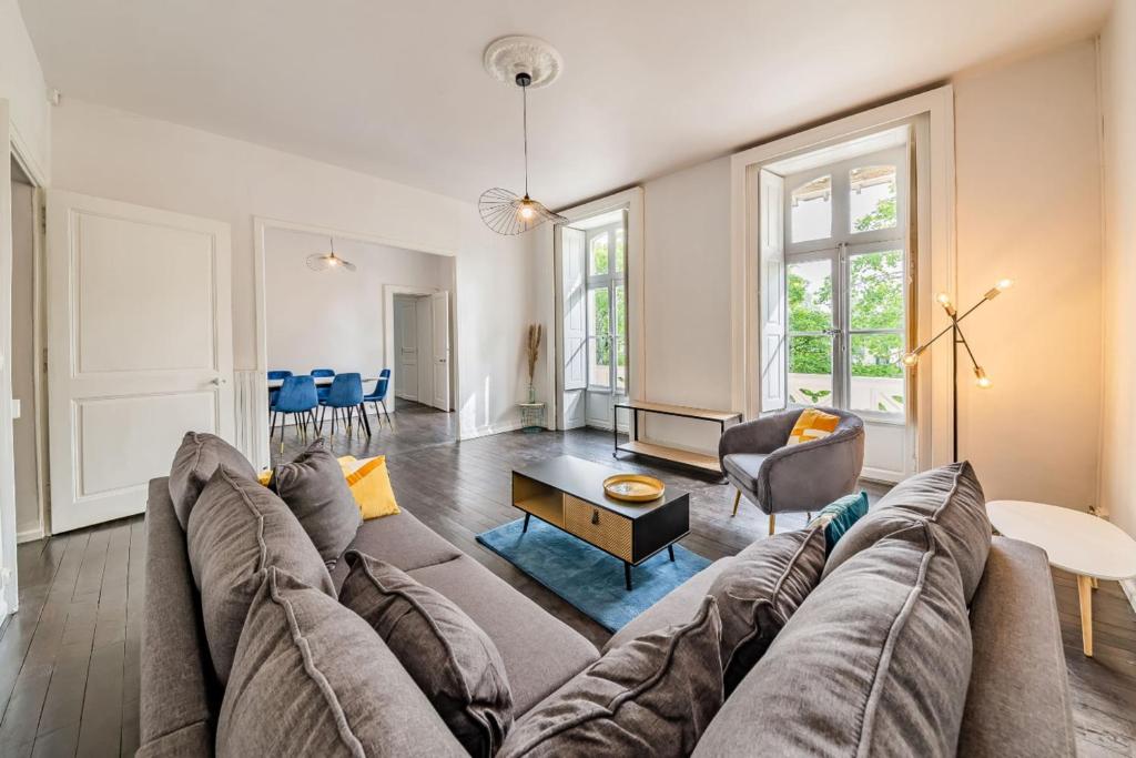 sala de estar con sofá y mesa en Le Coty - en bord de Mayenne, en Laval