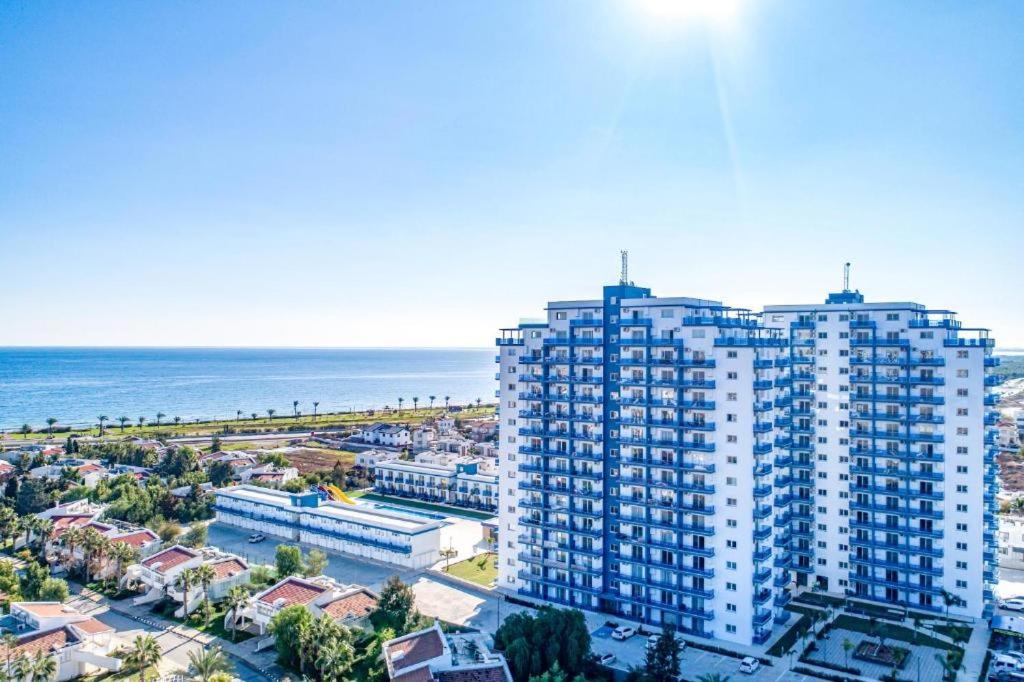 een luchtzicht op een groot appartementencomplex naast de oceaan bij Royal Life Poseidon A Studio with Sea View in Long Beach in Saint Yeorgios