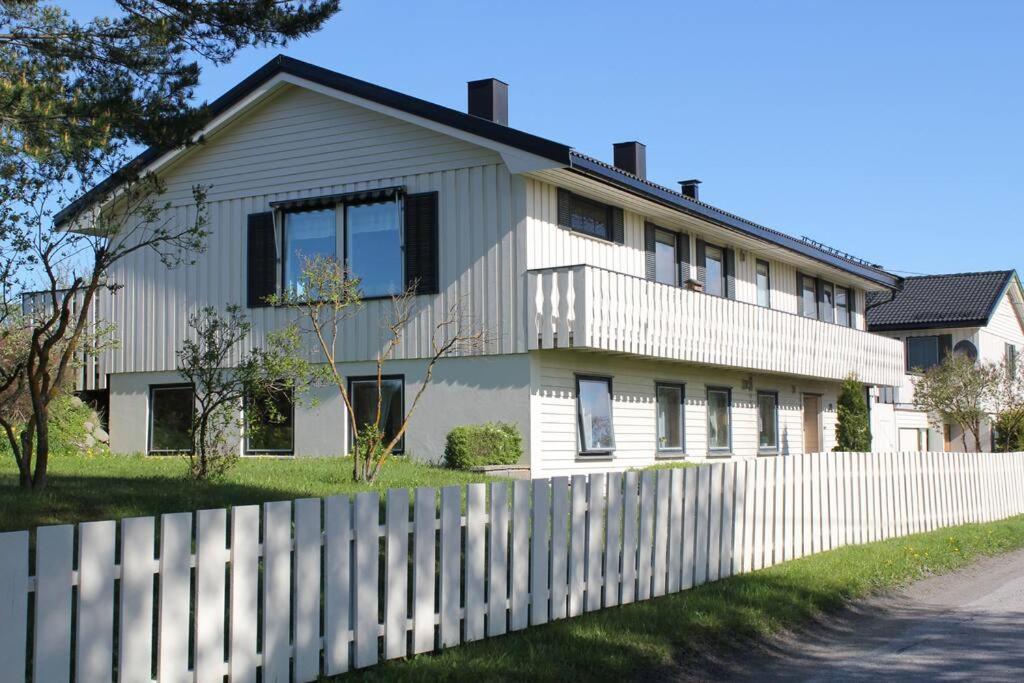 een wit huis met een wit hek bij Lovely fully furnished apartment in Ottestad
