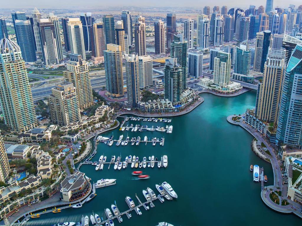 uma vista aérea de uma cidade com barcos na água em Pure Living - Spacious & Relaxing 2BR Apartment in Dubai Marina em Dubai