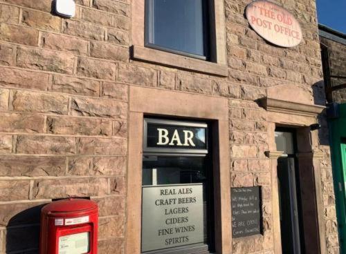 Et logo, certifikat, skilt eller en pris der bliver vist frem på The Old Post Office Apartment